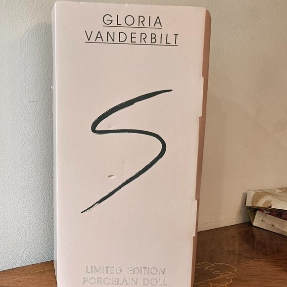 18 inch tall Gloria Vanderbilt Porcelain Doll - Picture 3 of 14